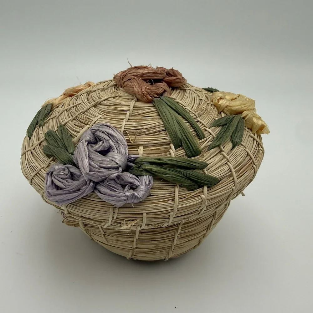 Vtg Woven Straw Basket Lidded Raffia‎ Trinket Box Cream Floral Design Boho MCM